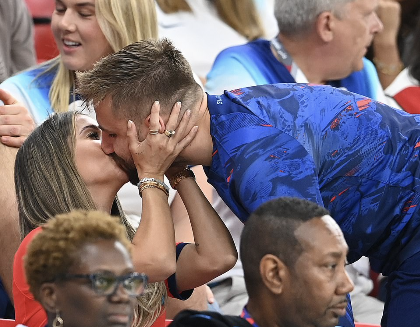 Khoảnh khắc tuyển thủ Anh ăn mừng chiến thắng cùng WAGs